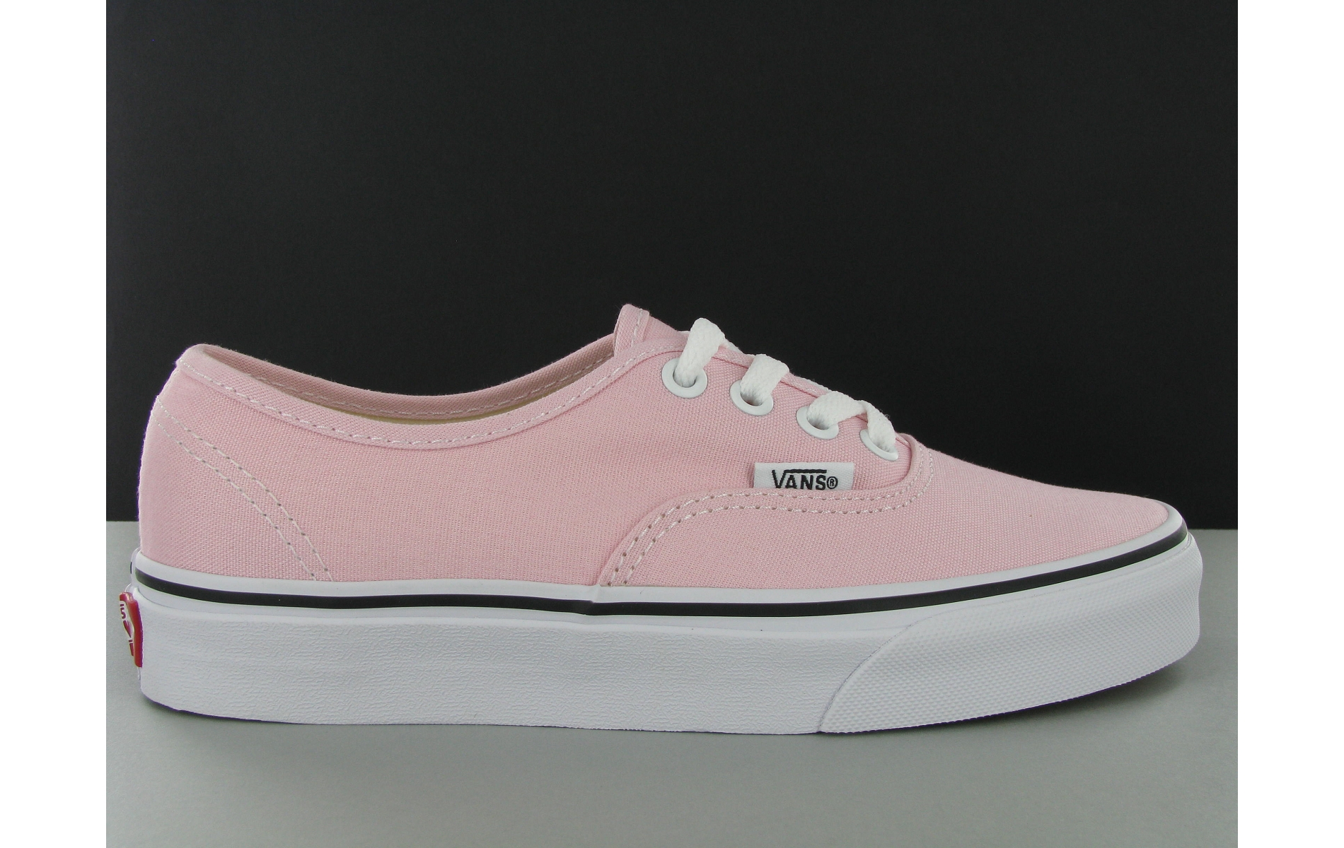 vans avec une rose