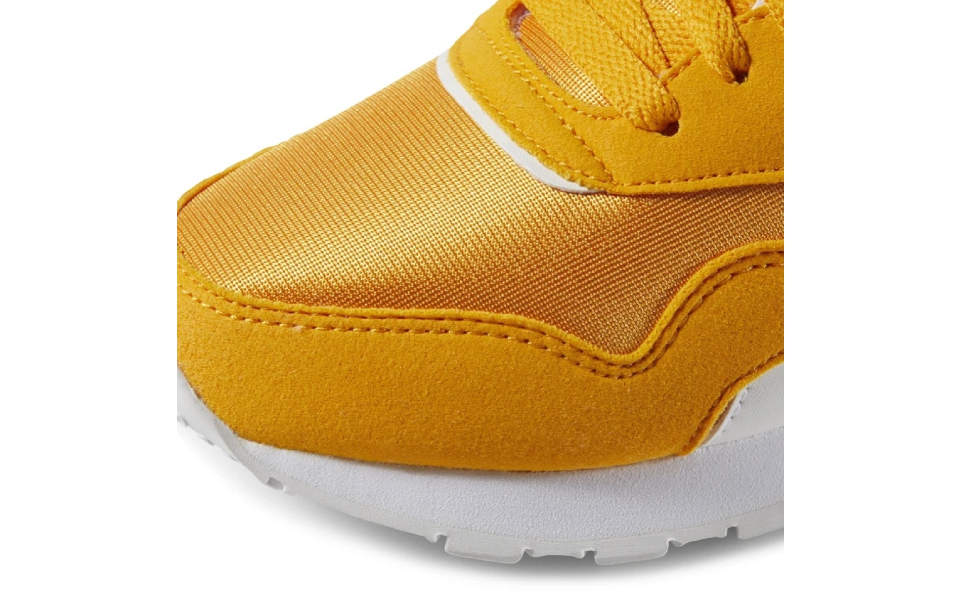 reebok classic nylon moutarde Cinosural International School